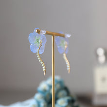 画像をギャラリービューアに読み込む, 本物のネモフィラとペリドットの揺れるピアス／イヤリング｜FT2 works（エフティーツーワークス）
