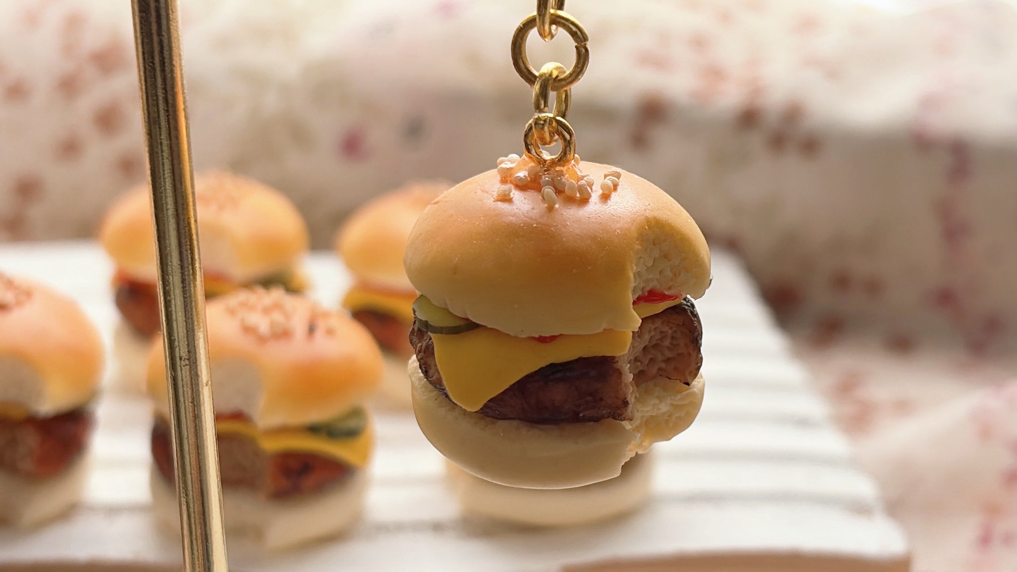 一口食べかけハンバーガー｜mh-mignon（エムエイチミニョン