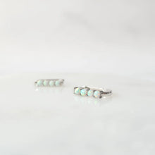 画像をギャラリービューアに読み込む, オパールツインクルカーブハギーピアス（シルバー925／ロジウムプレーティング）｜SMUK（スムーク）
