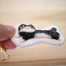 画像をギャラリービューアに読み込む, 和み猫のキーホルダー　はちわれ　ながのび｜Little Plum（リトルプラム）
