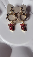 画像をギャラリービューアに読み込む, 猫耳カットと赤のプレゼントボックスモチーフのイヤリング｜mimine（ミミンヌ）
