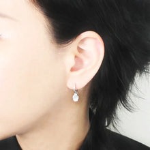 画像をギャラリービューアに読み込む, マザーオブパール ワンタッチ ダングル ピアス（シルバー925／ロジウムプレーティング）｜SMUK（スムーク）

