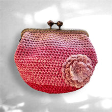 画像をギャラリービューアに読み込む, グラデーションピンクポーチ　ガーベラ付き｜M'S  CROCHET（エムズクロシェット）
