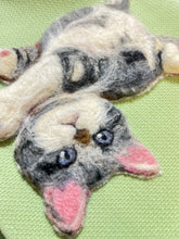 画像をギャラリービューアに読み込む, ごろりん子猫のニットバッグ（グレー×白）｜たろじろ
