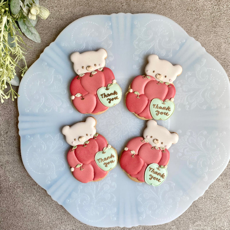 りんごを抱えたくまちゃんアイシングクッキー｜sumirecookies（スミレクッキーズ）