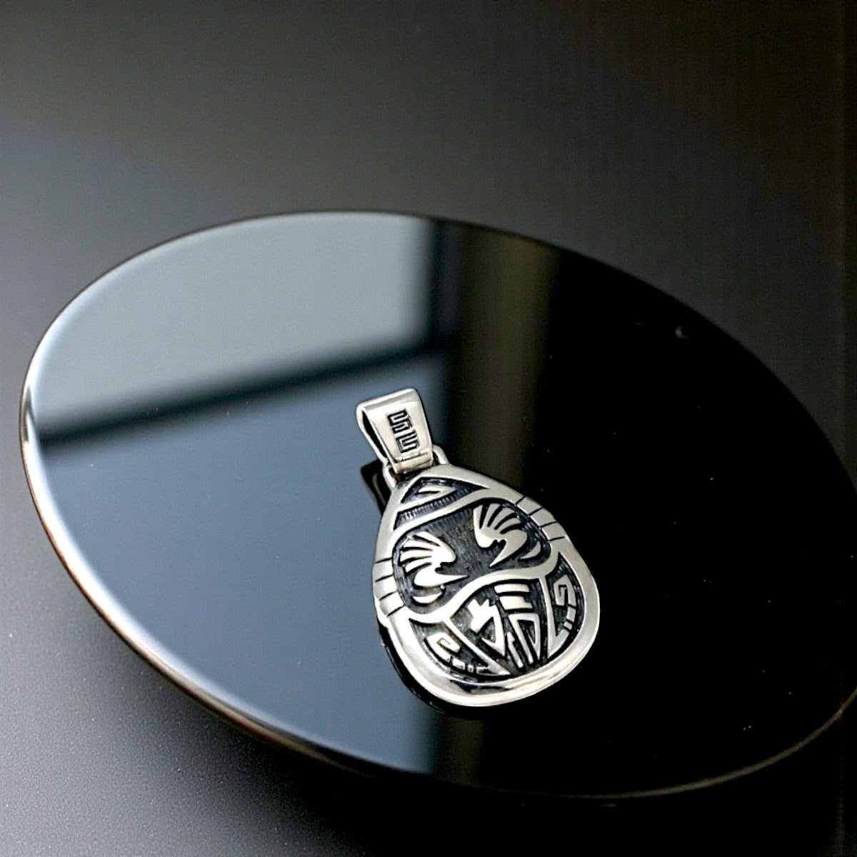 ダルマモチーフ シルバーペンダントトップ Dharma x Kokopelli SV925｜Samurai Craft（サムライクラフト）