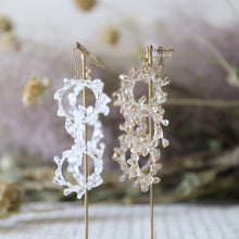 画像をギャラリービューアに読み込む, crown of baby&#39;s breath -mini triple- (white/gold)（ピアス/イヤリング）｜FT2 works（エフティーツーワークス）｜FT2 works（エフティーツーワークス）｜FT2 works（エフティーツーワークス）
