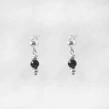 画像をギャラリービューアに読み込む, ブラックガーネット・シルバー925ダングルピアス｜SMUK（スムーク）
