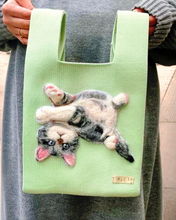 画像をギャラリービューアに読み込む, ごろりん子猫のニットバッグ（グレー×白）｜たろじろ
