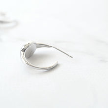 画像をギャラリービューアに読み込む, オパール フープ ピアス（シルバー925／ロジウムプレーティング）｜SMUK（スムーク）
