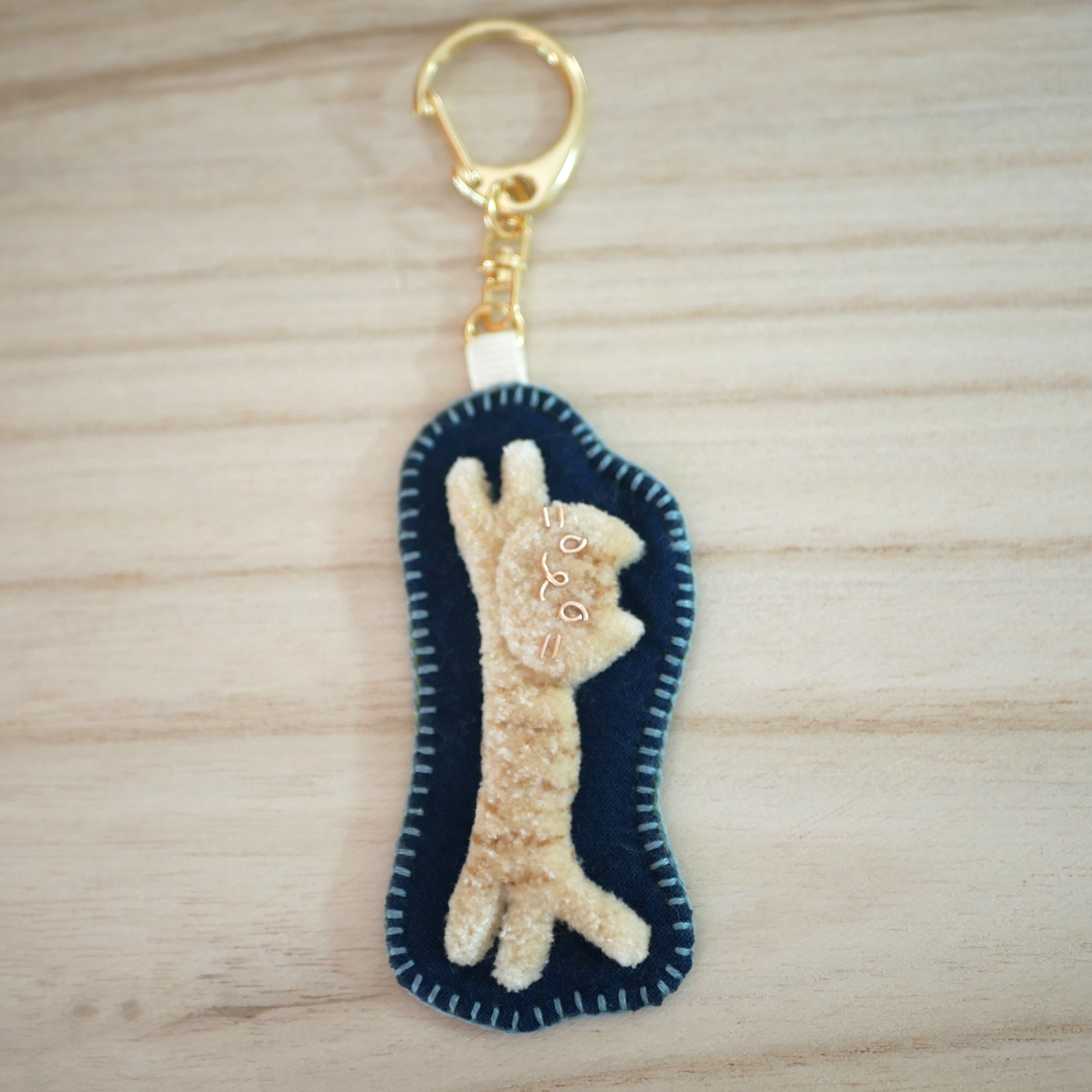 和み猫のキーホルダー　茶とら　ながのび｜Little Plum（リトルプラム）