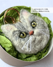 画像をギャラリービューアに読み込む, 存在感ある大きめ猫ストラップ（Lサイズ）｜手作り羊毛フェルト（グレー）ラグドール｜たろじろ
