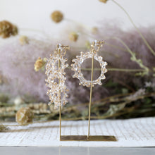 画像をギャラリービューアに読み込む, crown of baby&#39;s breath -mini triple- (white/gold)（ピアス/イヤリング）｜FT2 works（エフティーツーワークス）｜FT2 works（エフティーツーワークス）｜FT2 works（エフティーツーワークス）
