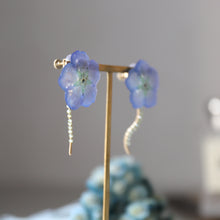 画像をギャラリービューアに読み込む, 本物のネモフィラとペリドットの揺れるピアス／イヤリング｜FT2 works（エフティーツーワークス）
