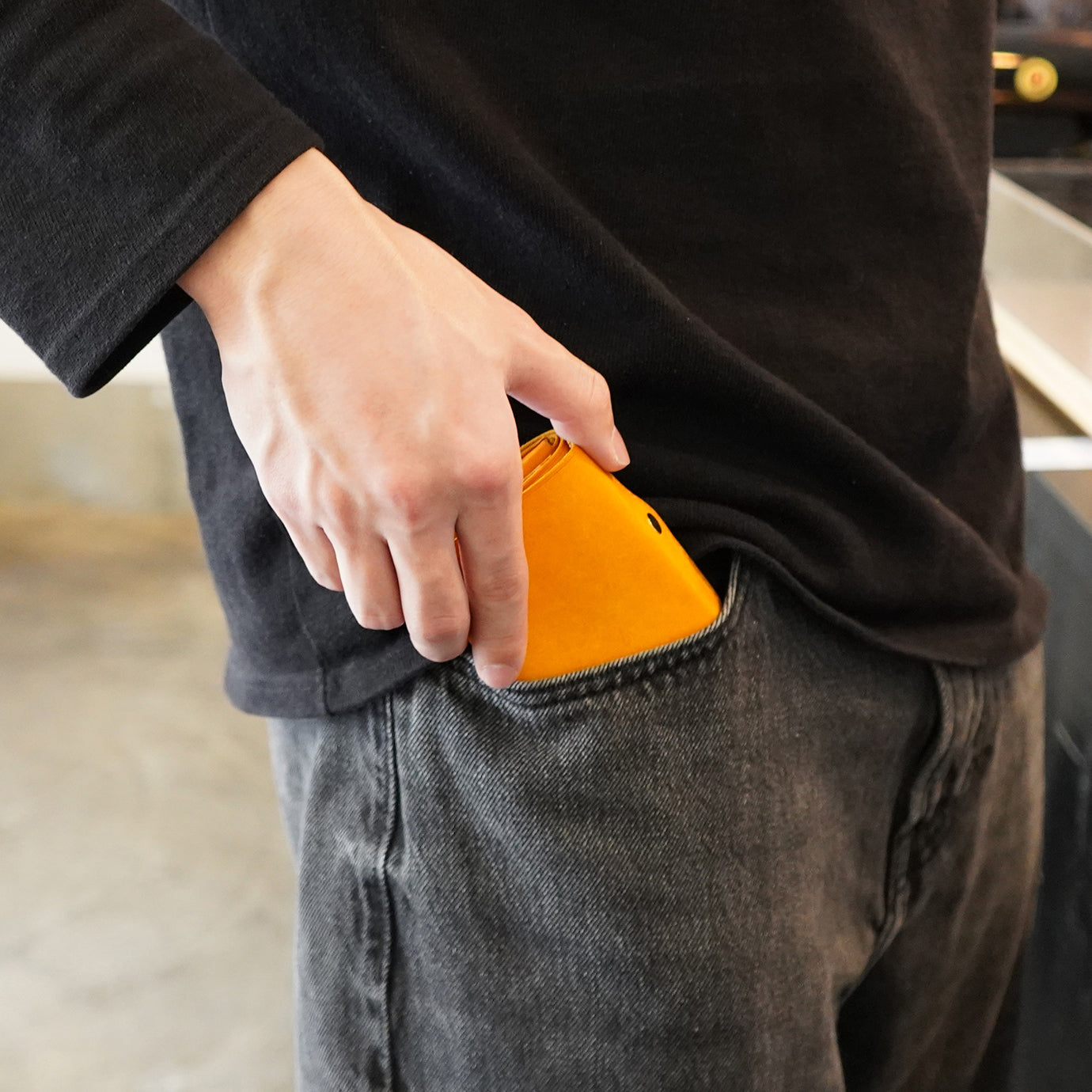 圧倒的な携行性！カードサイズの極小三つ折り財布『timik ティミック