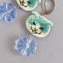 画像をギャラリービューアに読み込む, 祈るように眠るネコ・ももたろうの耳飾り｜maltamarie（マルタマリエ）
