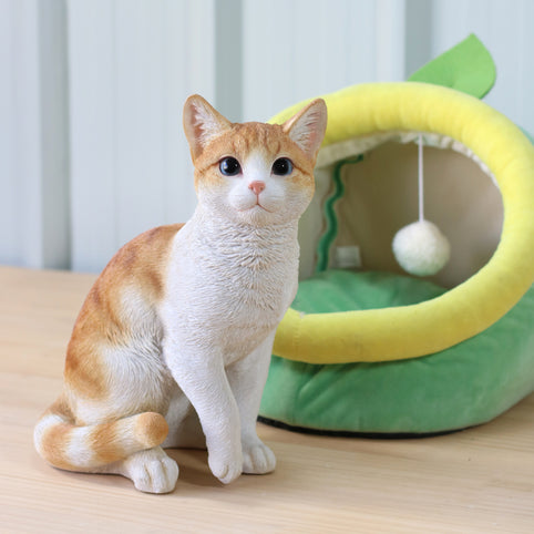 WooBia 右向きお座り茶トラ白猫（中）｜WooBia（ウービア）