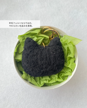 画像をギャラリービューアに読み込む, 存在感ある大きめ黒猫ストラップ（Lサイズ）｜手作り羊毛フェルト（黒）くろねこ｜たろじろ
