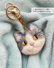 画像をギャラリービューアに読み込む, 羊毛フェルトの存在感ある猫ストラップ M（ハチワレ）｜たろじろ
