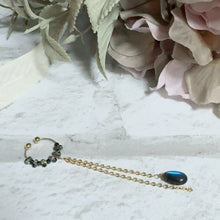 画像をギャラリービューアに読み込む, ラブラドライトイヤーカフ｜TIROL（チロル）
