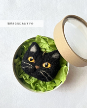 画像をギャラリービューアに読み込む, 存在感ある大きめ黒猫ストラップ（Lサイズ）｜手作り羊毛フェルト（黒）くろねこ｜たろじろ
