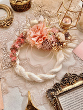 画像をギャラリービューアに読み込む, コーラルピンクのカラーしめ縄｜flowers luciole（フラワーズ　ルシオール）
