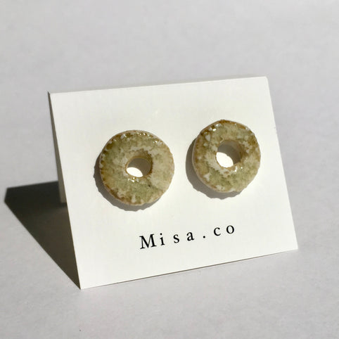 Misa.co 【一点物】若芽色LOOP陶器ピアス/Lichen模様｜Misa.co（ミサコ）