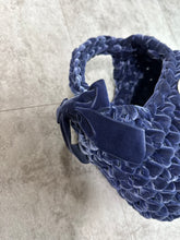 画像をギャラリービューアに読み込む, triangle velvet ribbon bag medium｜GONGON.crochet（ゴンゴンクロシェ）
