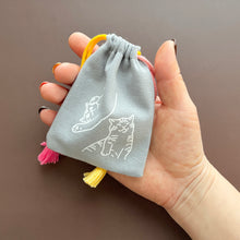 画像をギャラリービューアに読み込む, 花畑でお昼寝するねこたちの首飾り （デスパイネ・マフィン）｜maltamarie（マルタマリエ）
