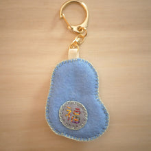 画像をギャラリービューアに読み込む, 和み猫のキーホルダー　後ろ姿　白と黒｜Little Plum（リトルプラム）
