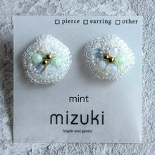 画像をギャラリービューアに読み込む, 全6色　ビーズ刺繍のイヤリングorピアス（ニッケルフリー）《melty flower》｜mizuki（ミズキ）
