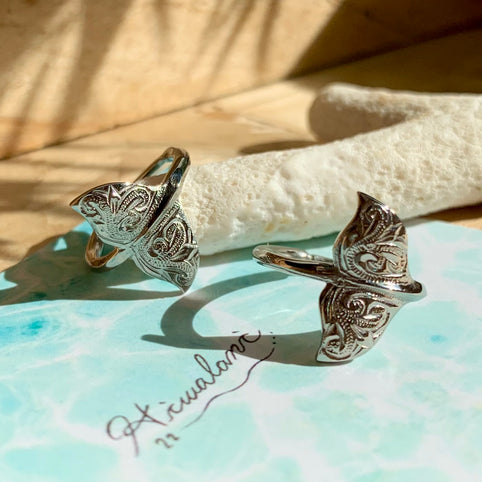 Hiwalani お風呂OK！金属アレルギー対応！ホエールフープピアス｜Hiwalani（ヒワラニ）