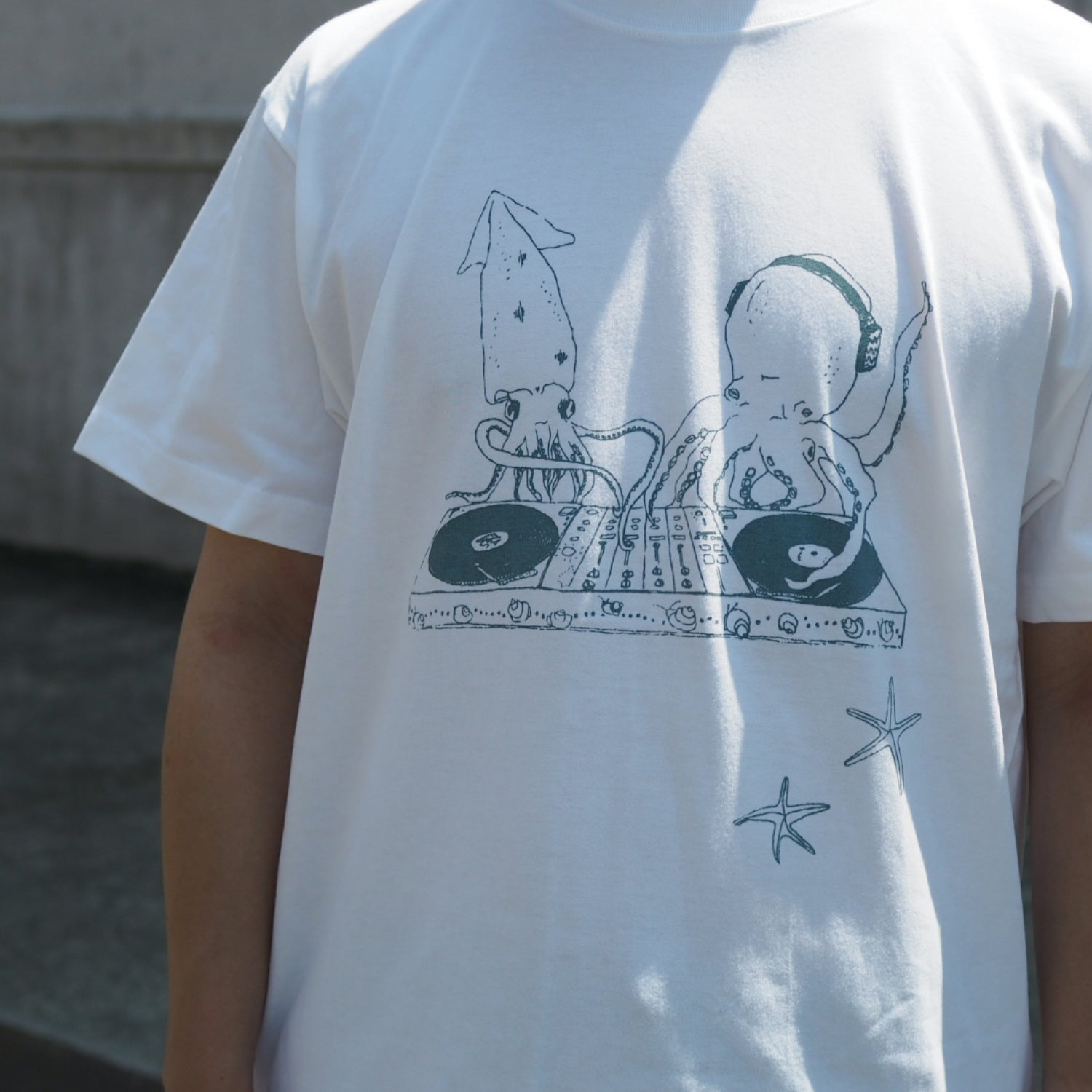 イカとタコのDJユニットTシャツ　CHOOSEBASE限定色（white × bluegray）｜aosansyo（アオサンショウ）