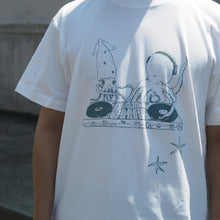 画像をギャラリービューアに読み込む, イカとタコのDJユニットTシャツ　CHOOSEBASE限定色（white × bluegray）｜aosansyo（アオサンショウ）
