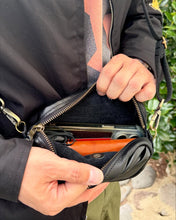 画像をギャラリービューアに読み込む, レザー 横型 スマホショルダー｜Samurai Craft（サムライクラフト）
