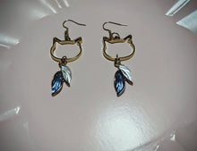 画像をギャラリービューアに読み込む, 猫耳カットとブルー＆ホワイトの葉モチーフピアス｜mimine（ミミンヌ）

