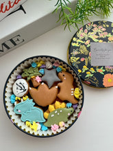 画像をギャラリービューアに読み込む, カラフルで愛らしい恐竜たちのクッキー缶｜CoHaRe.S（コハレエス）
