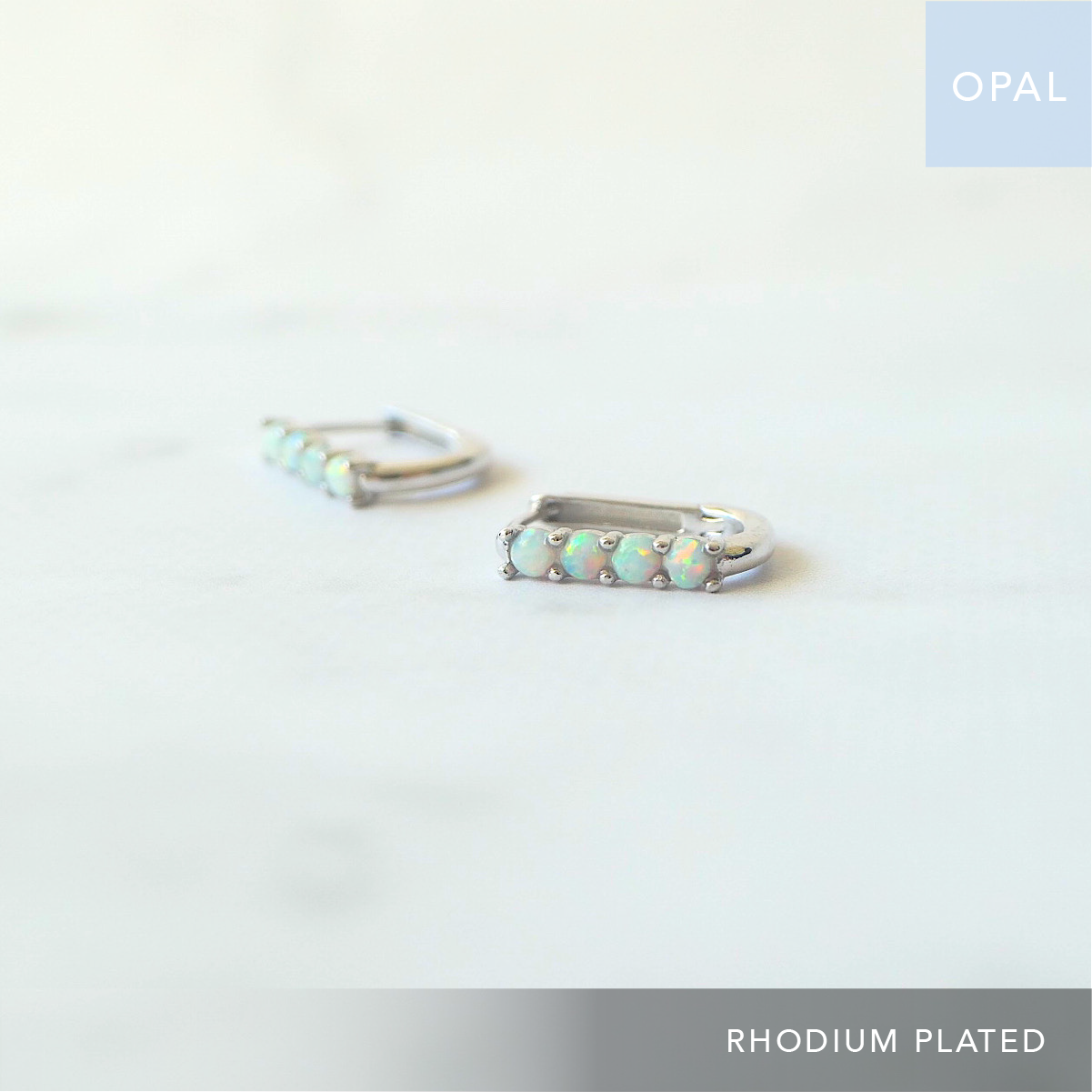オパールツインクルカーブハギーピアス（シルバー925／ロジウムプレーティング）｜SMUK（スムーク）