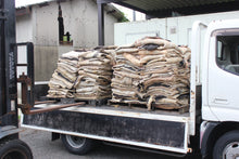 画像をギャラリービューアに読み込む, Tajima Cowhide　スマートフォンポーチ｜D.L.P.（ディーエルピー）
