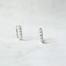 画像をギャラリービューアに読み込む, オパールツインクルカーブハギーピアス（シルバー925／ロジウムプレーティング）｜SMUK（スムーク）
