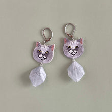 画像をギャラリービューアに読み込む, 穏やかに微笑むネコ・uaの耳飾り｜maltamarie（マルタマリエ）
