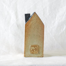 画像をギャラリービューアに読み込む, 黒い屋根の家の一輪挿し（大）｜とうげい hanaga（トウゲイ　ハナガ）
