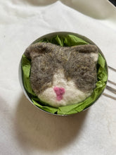 画像をギャラリービューアに読み込む, 存在感ある大きめ猫ストラップ（Lサイズ）｜垂れ耳・グレー×ホワイト｜たろじろ
