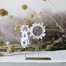 画像をギャラリービューアに読み込む, crown of baby&#39;s breath -mini triple- (white/gold)（ピアス/イヤリング）｜FT2 works（エフティーツーワークス）｜FT2 works（エフティーツーワークス）｜FT2 works（エフティーツーワークス）
