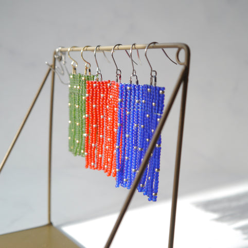 Ahki Beadwork ドット柄のビーズフリンジピアス／イヤリング｜Ahki Beadwork（アーキービーズワーク）