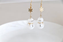 画像をギャラリービューアに読み込む, 雪だるまと雪の結晶の揺れるピアス・イヤリング　Snowman｜Lab407（ラボヨンマルナナ）
