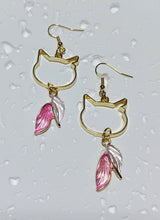 画像をギャラリービューアに読み込む, 猫耳カットとピンク＆ホワイトの葉モチーフピアス｜mimine（ミミンヌ）
