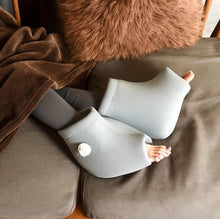 画像をギャラリービューアに読み込む, 足湯たんぽブーツ ライトグレー　【濡れない足湯×履く湯たんぽ】｜LYKKE（リュッケ）
