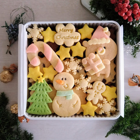 Patisserieシュシュ 【季節限定】クリスマスクッキー缶/きみと季節のとなりに「プレゼントを届けに」｜Patisserieシュシュ（パティスリーシュシュ）
