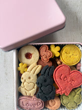 画像をギャラリービューアに読み込む, ずっといっしょ　しろいうさぎとくろいうさぎのはるいろクッキー缶（large）｜chinami sweets（チナミスイーツ）
